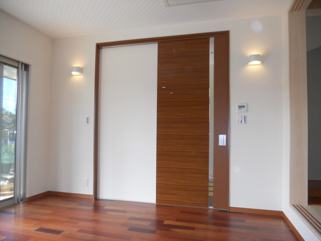 太陽光発電の家　富田林市　ＭＡ様邸　リビングの出入り口には高さ２．４ｍの幅広ドア採用