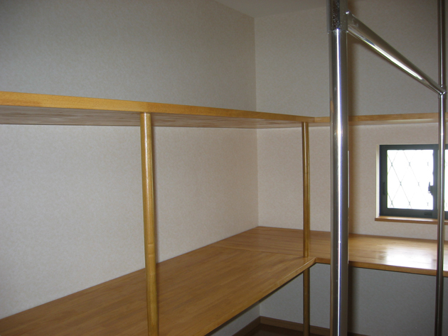 省エネの家　河内長野市　ＨＡ様邸　収納スペース内部も使いやすいように棚を設置
